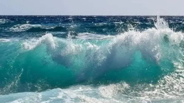 لليوم الرابع.. غلق الشواطئ المفتوحة بمرسى مطروح وحظر السباحة بسبب ارتفاع الأمواج