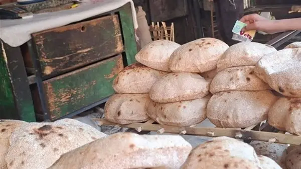 ​كشف عبد الله غراب، رئيس الشعبة العامة للمخابز بالاتحاد العام للغرف التجارية، عن البدء في تنفيذ منظومة جديدة لإدارة دعم الخبز اعتباراتً من الأول من أغسطس المقبل. وتستهدف هذه الخطوة تطوير آليات الصرف وتحقيق أعلى مستويات الكفاءة في إنتاج وتوزيع الخبز المدعم، مع التأكيد المباشر على عدم المساس بحصة المواطنين أو أسعار الرغيف.