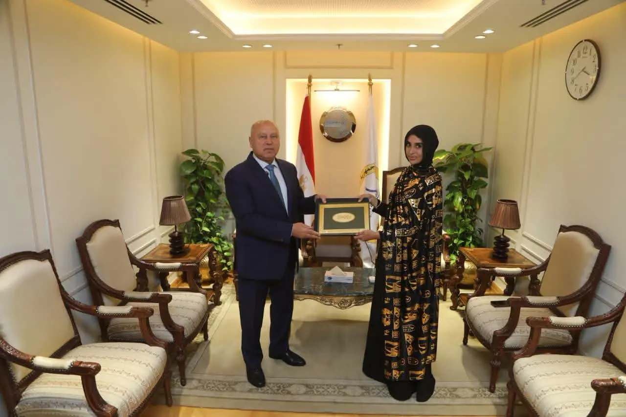 بعد تصديها لرشق قطار بالحجارة.. وزير النقل يكرم ليلى الأنصاري ويمنحها وظيفة تقديرًا لموقفها الوطني