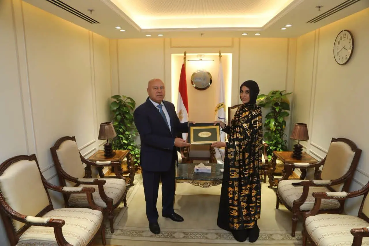 بعد تصديها لرشق قطار بالحجارة.. وزير النقل يكرم ليلى الأنصاري ويمنحها وظيفة تقديرًا لموقفها الوطني