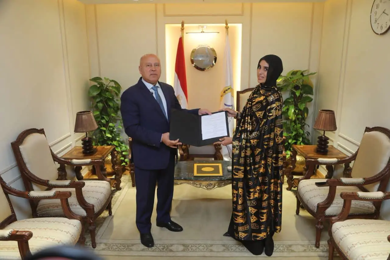 بعد تصديها لرشق قطار بالحجارة.. وزير النقل يكرم ليلى الأنصاري ويمنحها وظيفة تقديرًا لموقفها الوطني