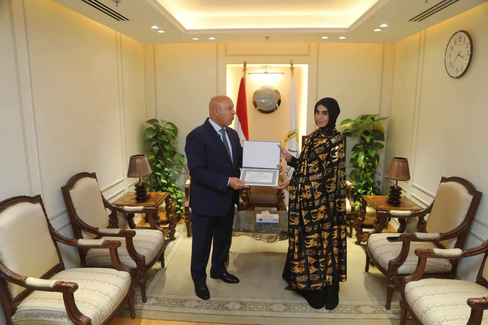 بعد تصديها لرشق قطار بالحجارة.. وزير النقل يكرم ليلى الأنصاري ويمنحها وظيفة تقديرًا لموقفها الوطني