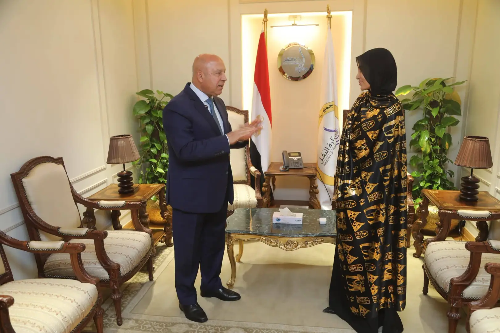 بعد تصديها لرشق قطار بالحجارة.. وزير النقل يكرم ليلى الأنصاري ويمنحها وظيفة تقديرًا لموقفها الوطني