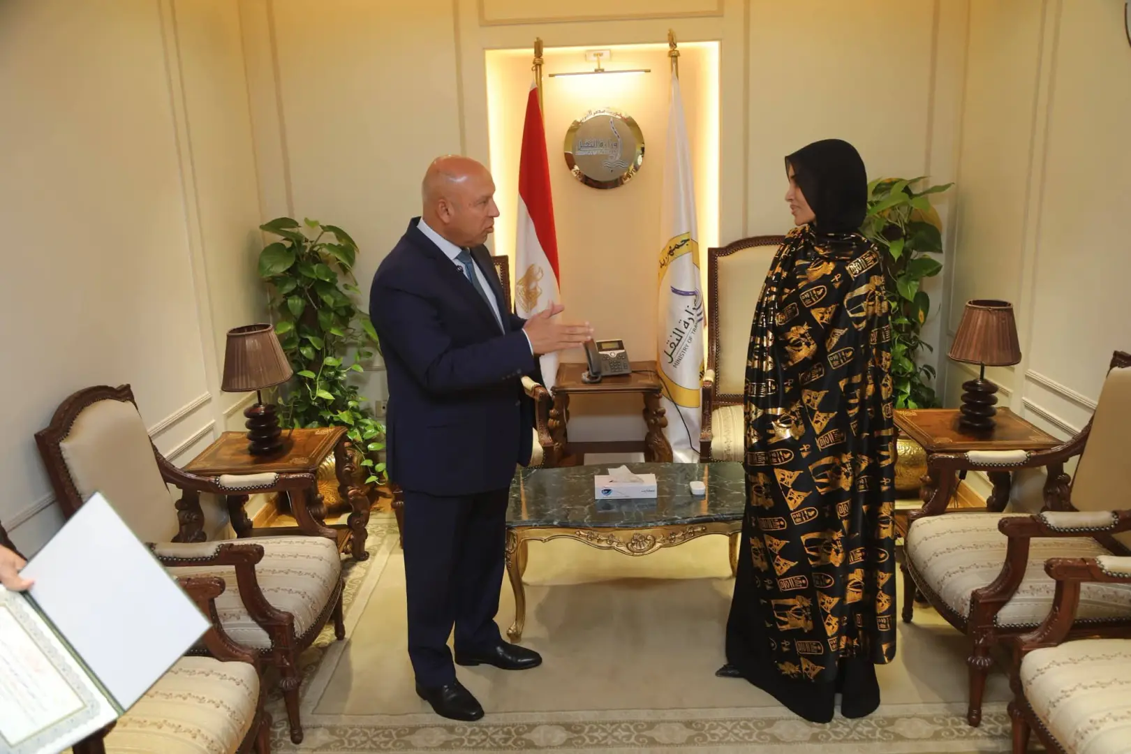 بعد تصديها لرشق قطار بالحجارة.. وزير النقل يكرم ليلى الأنصاري ويمنحها وظيفة تقديرًا لموقفها الوطني