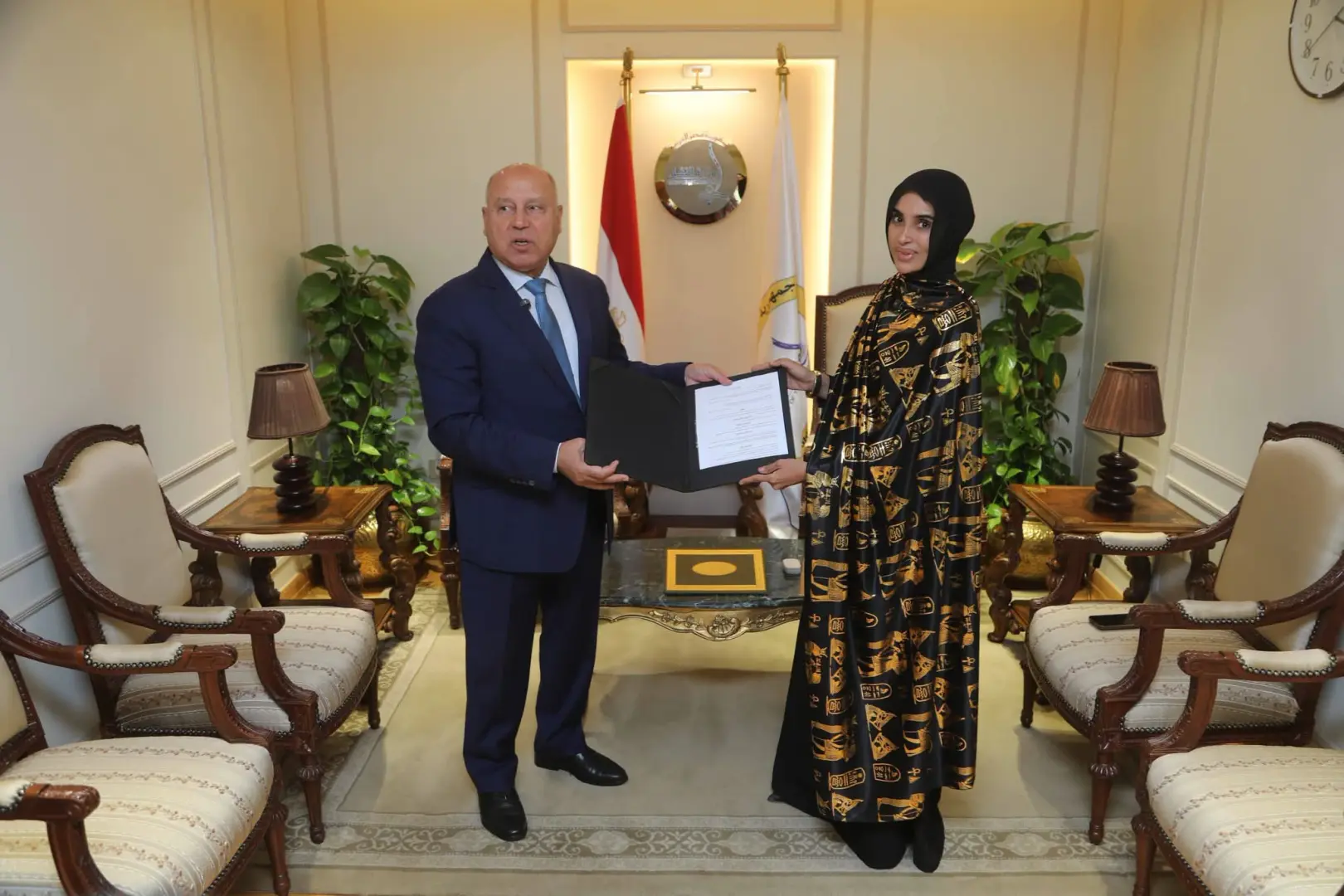 بعد تصديها لرشق قطار بالحجارة.. وزير النقل يكرم ليلى الأنصاري ويمنحها وظيفة تقديرًا لموقفها الوطني
