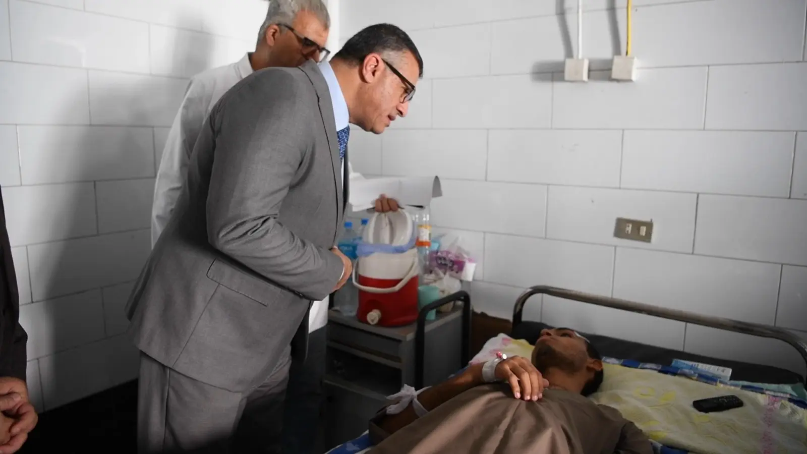 إقالة مدير مستشفى قنا العام وإجراءات حاسمة بعد جولة مفاجئة للمحافظ - 1000753880