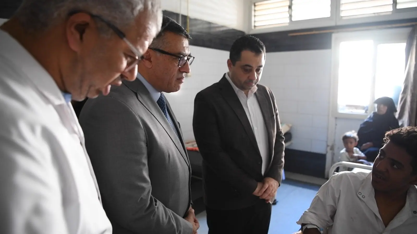 إقالة مدير مستشفى قنا العام وإجراءات حاسمة بعد جولة مفاجئة للمحافظ