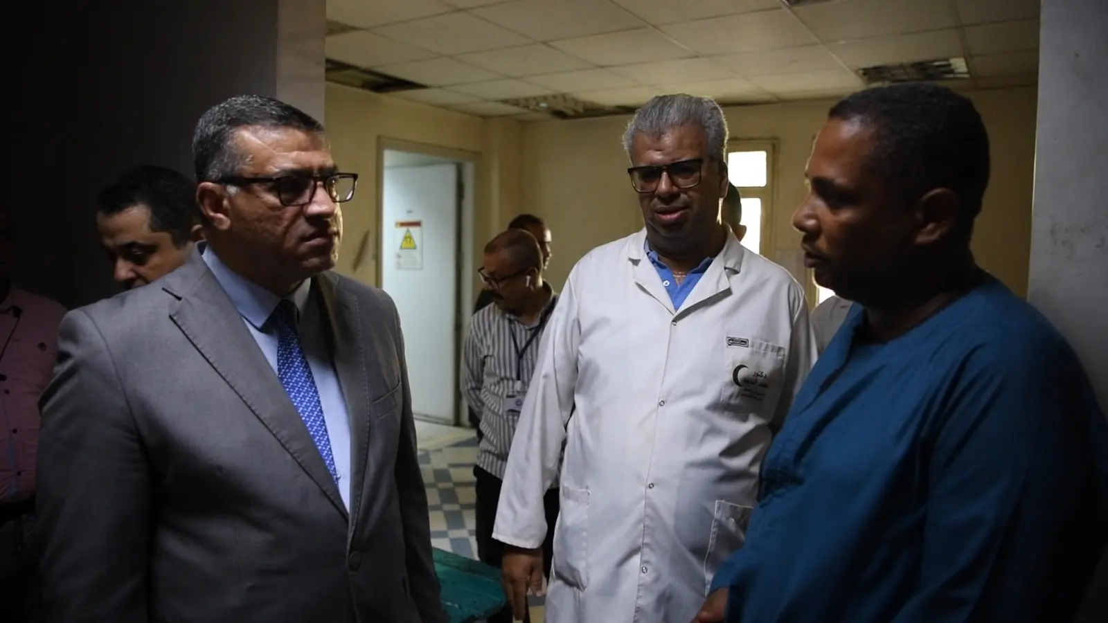 إقالة مدير مستشفى قنا العام وإجراءات حاسمة بعد جولة مفاجئة للمحافظ