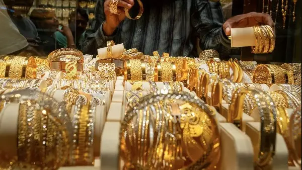 ​شهدت أسعار الذهب اليوم الأحد 2 أغسطس 2026 حالة من الاستقرار والهدوء النسبي داخل محلات الصاغة والأسواق المحلية في مستهل التعاملات، عقب تراجع طفيف بقيمة 5 جنيهات للجرام، حيث يتطلع الكثير من المواطنين والمستثمرين لدفعة من التحديثات اليومية للوقوف على التغيرات الاقتصادية الحالية وحركة البيع والشراء في الصاغة.