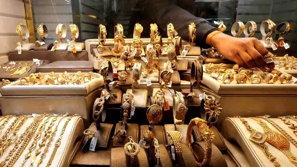​شهدت أسعار الذهب اليوم الأحد 2 أغسطس 2026 حالة من الاستقرار والهدوء النسبي داخل محلات الصاغة والأسواق المحلية في مستهل التعاملات، عقب تراجع طفيف بقيمة 5 جنيهات للجرام، حيث يتطلع الكثير من المواطنين والمستثمرين لدفعة من التحديثات اليومية للوقوف على التغيرات الاقتصادية الحالية وحركة البيع والشراء في الصاغة.