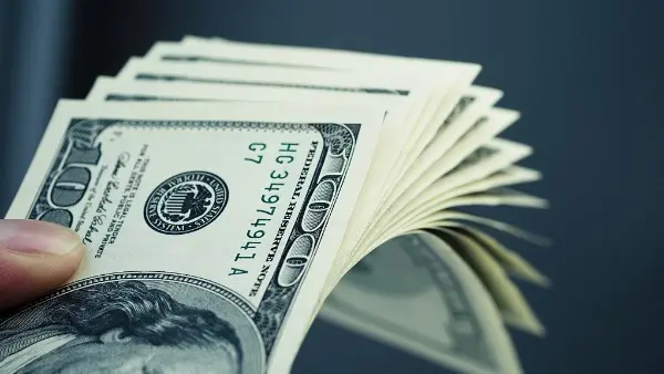 استقرت أسعار الدولار اليوم الأحد 2 أغسطس 2026 أمام الجنيه المصري في مستهل التعاملات الصباحية بالبنوك المصرفية المحلية، وذلك لليوم الثالث على التوالي بالتزامن مع عودة القطاع المصرفي للعمل عقب انتهاء العطلة الأسبوعية (الجمعة والسبت). ويحرص المتابعون والمتداولون على معرفة خريطة سعر الدولار اليوم في مختلف البنوك المصرية للوقوف على التغيرات الاقتصادية الحالية.