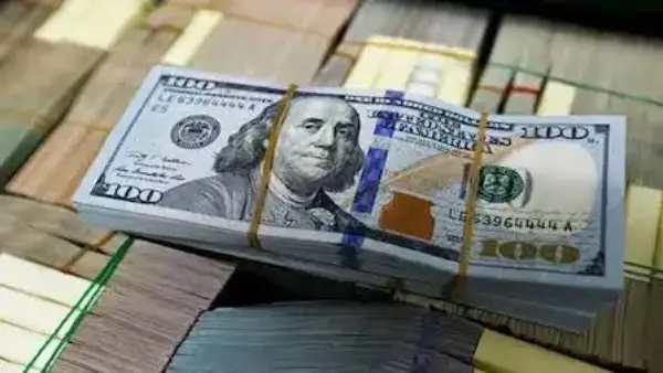 استقرت أسعار الدولار اليوم الأحد 2 أغسطس 2026 أمام الجنيه المصري في مستهل التعاملات الصباحية بالبنوك المصرفية المحلية، وذلك لليوم الثالث على التوالي بالتزامن مع عودة القطاع المصرفي للعمل عقب انتهاء العطلة الأسبوعية (الجمعة والسبت). ويحرص المتابعون والمتداولون على معرفة خريطة سعر الدولار اليوم في مختلف البنوك المصرية للوقوف على التغيرات الاقتصادية الحالية.
