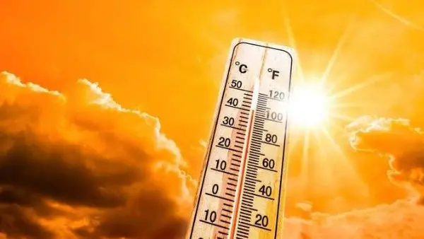 حذّرت الهيئة العامة للأرصاد الجوية من استمرار الذروة الحالية للموجة شديدة الحرارة التي تفرض سيطرتها على كافة أنحاء البلاد، حيث تقترب درجات الحرارة في بعض المناطق من حاجز 45 درجة مئوية. ويتزامن هذا الارتفاع مع تصاعد لافت في نسب الرطوبة السطحية، مما يضاعف من الإحساس بوطأة الحرارة ويعزز الأجواء الخانقة خلال ساعات النهار.
