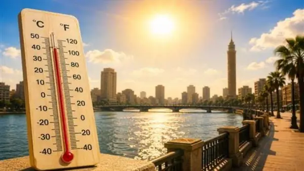 حذّرت الهيئة العامة للأرصاد الجوية من استمرار الذروة الحالية للموجة شديدة الحرارة التي تفرض سيطرتها على كافة أنحاء البلاد، حيث تقترب درجات الحرارة في بعض المناطق من حاجز 45 درجة مئوية. ويتزامن هذا الارتفاع مع تصاعد لافت في نسب الرطوبة السطحية، مما يضاعف من الإحساس بوطأة الحرارة ويعزز الأجواء الخانقة خلال ساعات النهار.