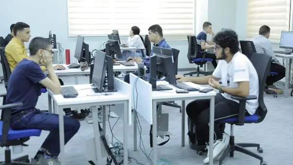 ​مع اقتراب انطلاق أعمال تنسيق الجامعات 2026/2027، يواصل طلاب الثانوية العامة بشعبتيها (علمي علوم وعلمي رياضة) الحاصلون على مجموع يتراوح بين 50% و60% البحث عن الفرص والكليات والمعاهد التخصصية المتاحة أمامهم، استعداداً لتسجيل قائمة الرغبات عبر موقع التنسيق الإلكتروني الرسمى.