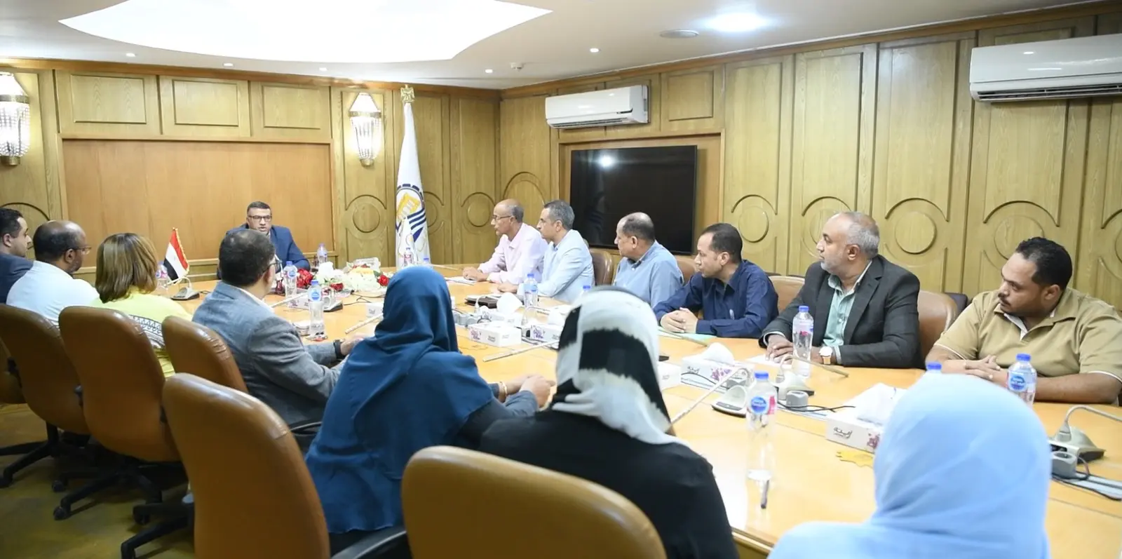 محافظ قنا يبحث دعم القطاع الصحي ويوجه بخطة لتطوير الأداء بالمستشفى العام