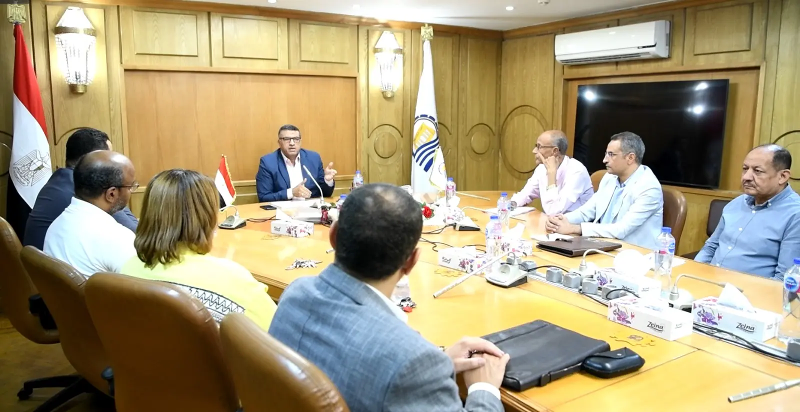 محافظ قنا يبحث دعم القطاع الصحي ويوجه بخطة لتطوير الأداء بالمستشفى العام