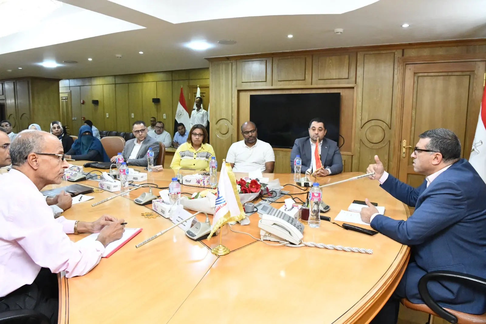 محافظ قنا يبحث دعم القطاع الصحي ويوجه بخطة لتطوير الأداء بالمستشفى العام