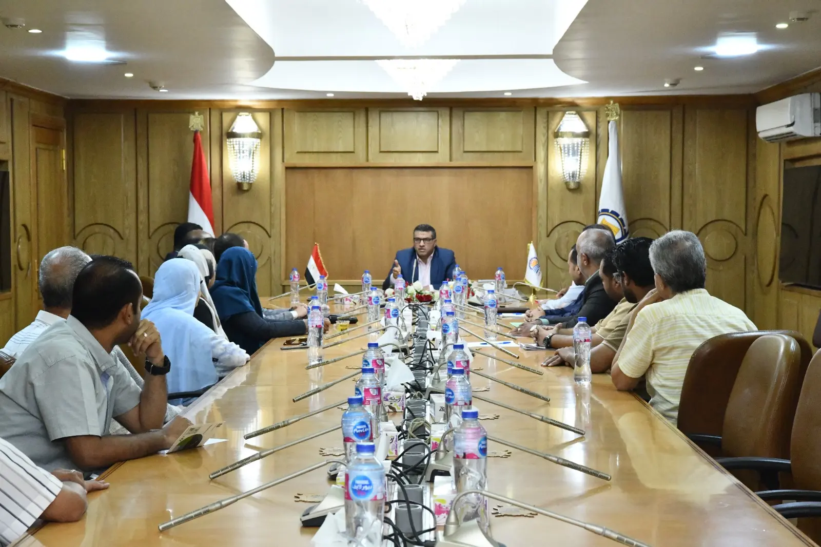 محافظ قنا يبحث دعم القطاع الصحي ويوجه بخطة لتطوير الأداء بالمستشفى العام