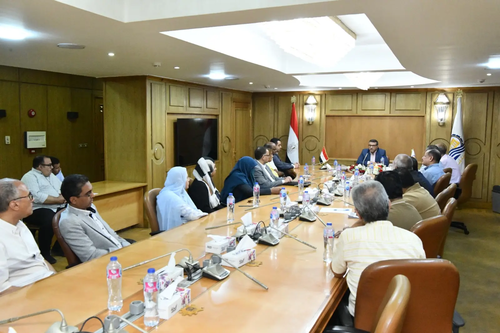 محافظ قنا يبحث دعم القطاع الصحي ويوجه بخطة لتطوير الأداء بالمستشفى العام