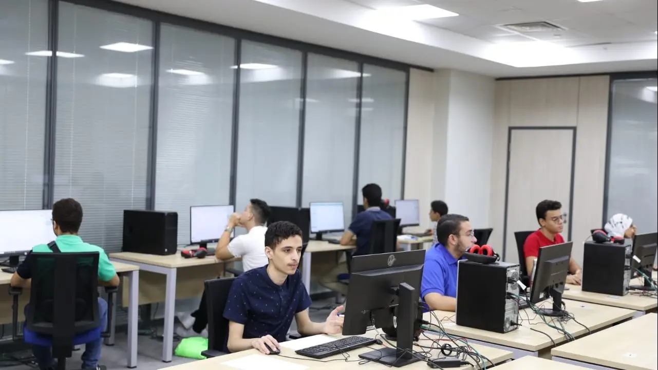 مع انطلاق قطار التعليم الجامعي، تستعد وزارة التعليم العالي والبحث العلمي لبدء أعمال المرحلة الأولى من تنسيق القبول بالجامعات والمعاهد الحكومية للعام الدراسي الجديد 2026، وسط تأكيدات رسمية على الجاهزية الكاملة للمنظومة الإلكترونية، ومراعاة أقصى معايير الشفافية التنافسية بين الطلاب