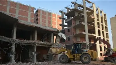 تواصل وزارة التنمية المحلية والبيئة جهودها المكثفة لإنهاء ملف التصالح في بعض مخالفات البناء وتقنين أوضاعها، وذلك استناداً لأحكام القانون رقم 187 لسنة 2023 ولائحته التنفيذية. وتأتي هذه التحركات في إطار رؤية شاملة تستهدف تبسيط الإجراءات، وتذليل العقبات أمام المواطنين، وضمان السلامة الإنشائية للأبنية لمنع تعرض أرواح المواطنين وممتلكاتهم للخطر.