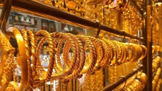 ​شهدت أسعار الذهب في الأسواق المحلية والمحلات المصرية حالة من الاستقرار والهدوء النسبي في مستهل التعاملات الصباحية اليوم الأربعاء 5 أغسطس 2026، وذلك بالتوازي مع تحركات حركة التداول في البورصات العالمية للذهب واستقرار أسعار صرف العملات الأجنبية مقابل الجنيه المصري.