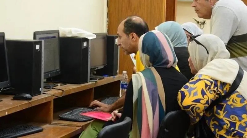 ​انطلقت أعمال المرحلة الأولى لتنسيق القبول بالجامعات الحكومية والمعاهد لعام 2026، إيذانًا ببدء تسجيل رغبات طلاب الثانوية العامة بنظاميها (الحديث والقديم). ويتم استقبال طلبات الطلاب عبر موقع التنسيق الإلكتروني، وسط استعدادات مكثفة من وزارة التعليم العالي والبحث العلمي لتوفير الدعم الفني والإرشادي لكافة الطلاب طوال فترة المرحلة.
