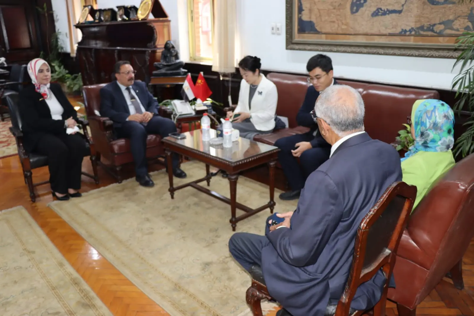 استقبل الدكتور أحمد عادل عبد الحكيم، القائم بأعمال رئيس جامعة الإسكندرية، السيدة شيوي مين (Xu Min)، القنصل العام لجمهورية الصين الشعبية بالإسكندرية، والوفد المرافق لها، لبحث سبل تطوير التعاون الأكاديمي والعلمي والثقافي
