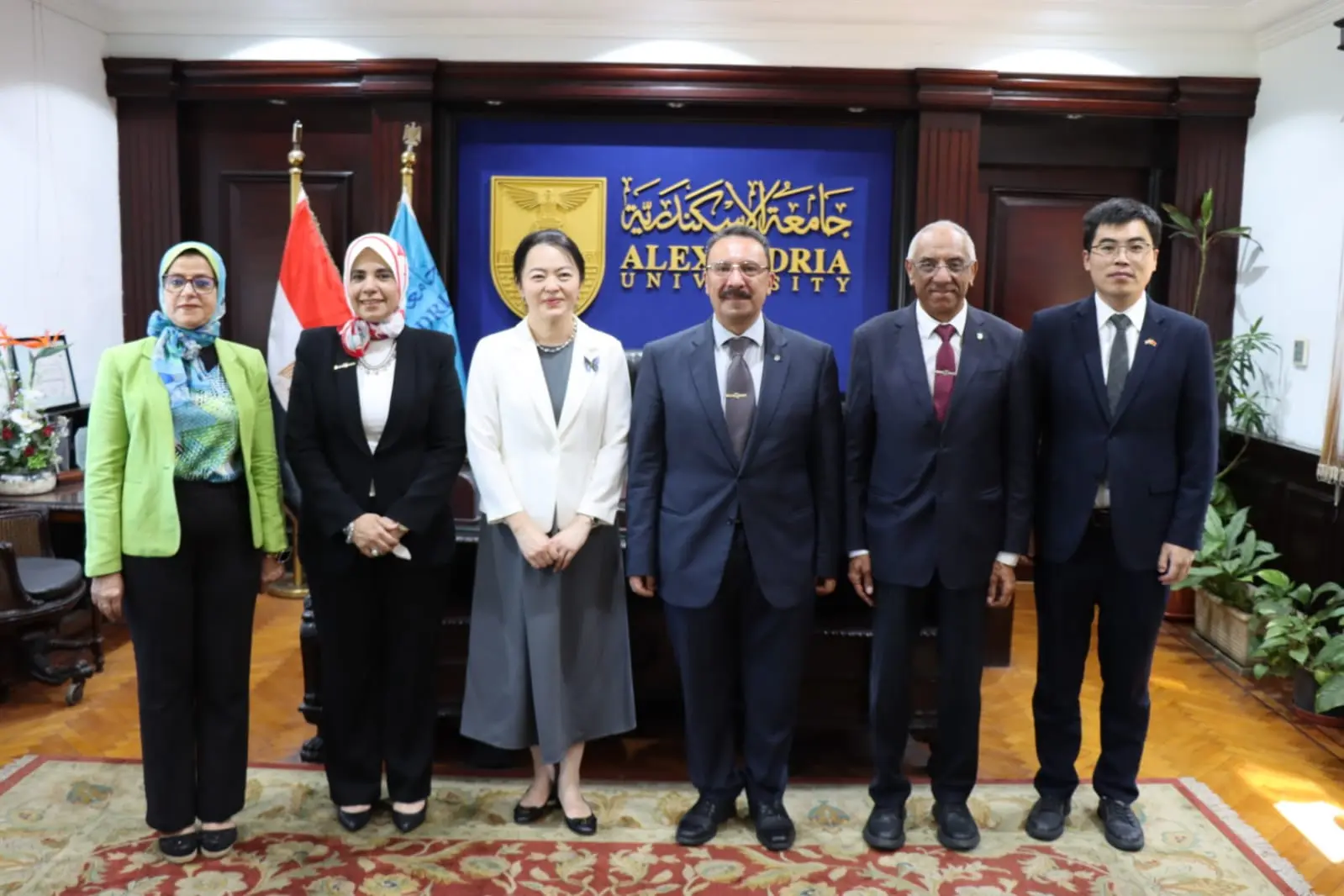استقبل الدكتور أحمد عادل عبد الحكيم، القائم بأعمال رئيس جامعة الإسكندرية، السيدة شيوي مين (Xu Min)، القنصل العام لجمهورية الصين الشعبية بالإسكندرية، والوفد المرافق لها، لبحث سبل تطوير التعاون الأكاديمي والعلمي والثقافي