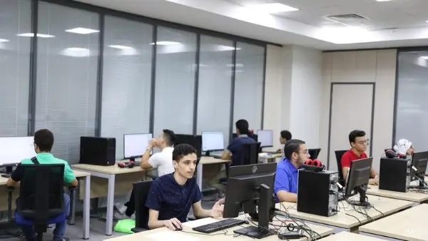 ​تزامناً مع انطلاق أعمال تنسيق الجامعات للعام الجامعي 2026/2027، يتزايد بحث الطلاب وأولياء الأمور -خاصة من شريحة الحاصلين على مجاميع متوسطة تقارب الـ 55% في الشعبتين العلمية والأدبية- عن الفرص التعليمية المتاحة والبدائل التي تضمن لهم مقعداً في التعليم الجامعي. 