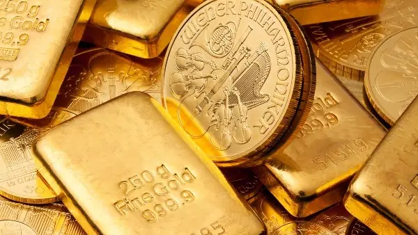 ​شهدت أسواق الصاغة المصرية، صباح اليوم الأحد 9 أغسطس 2026، حالة من الاستقرار الملحوظ في أسعار المعدن الأصفر بجميع الأعيرة المتداولة، وجاء هذا الهدوء بعد موجة صعود قوية سجلها الذهب على مدار اليومين الماضيين بمقدار 155 جنيهاً قبيل إغلاق تعاملات الأسبوع، وينتظر السوق تحركات جديدة وسط ترقب المستثمرين لقرارات مجلس الاحتياطي الفيدرالي الأمريكي المقبلة بشأن أسعار الفائدة وصعود مؤشر الدولار.