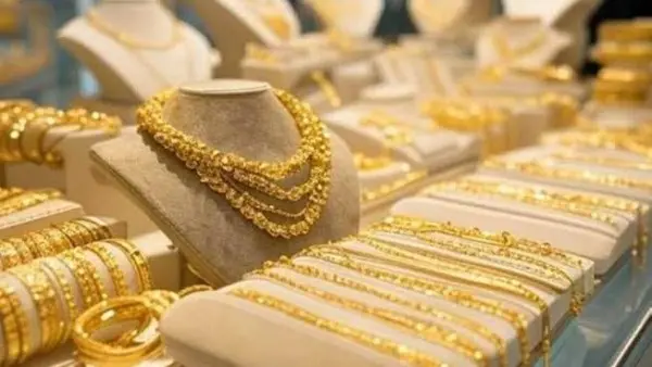 ​شهدت أسواق الصاغة المصرية، صباح اليوم الأحد 9 أغسطس 2026، حالة من الاستقرار الملحوظ في أسعار المعدن الأصفر بجميع الأعيرة المتداولة، وجاء هذا الهدوء بعد موجة صعود قوية سجلها الذهب على مدار اليومين الماضيين بمقدار 155 جنيهاً قبيل إغلاق تعاملات الأسبوع، وينتظر السوق تحركات جديدة وسط ترقب المستثمرين لقرارات مجلس الاحتياطي الفيدرالي الأمريكي المقبلة بشأن أسعار الفائدة وصعود مؤشر الدولار.