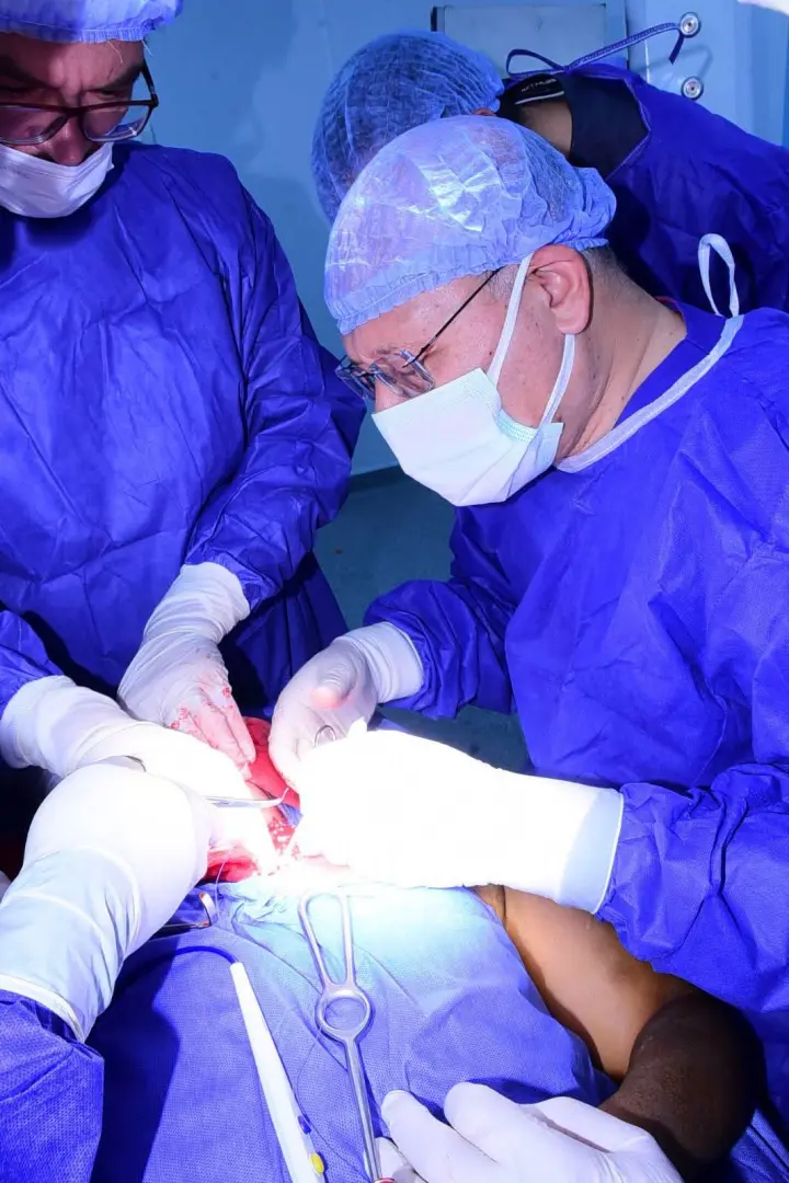 رئيس جامعة سوهاج يقود تدخلًا جراحيًا دقيقًا لإنقاذ طفل
