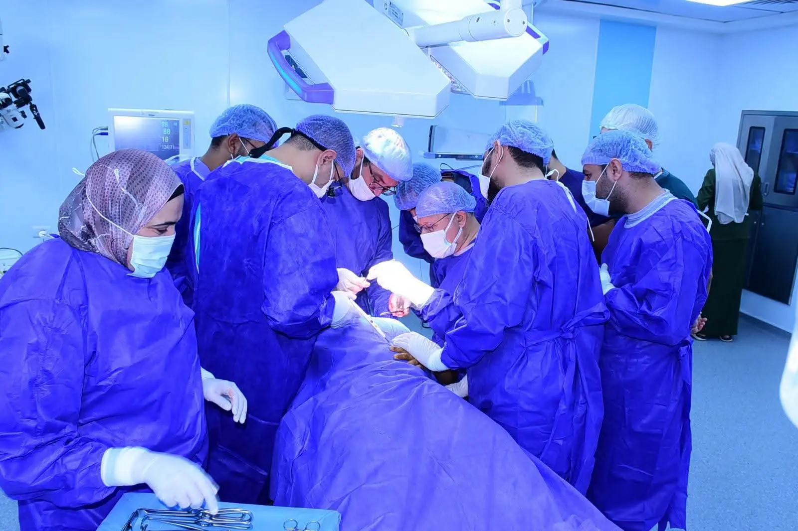 رئيس جامعة سوهاج يقود تدخلًا جراحيًا دقيقًا لإنقاذ طفل