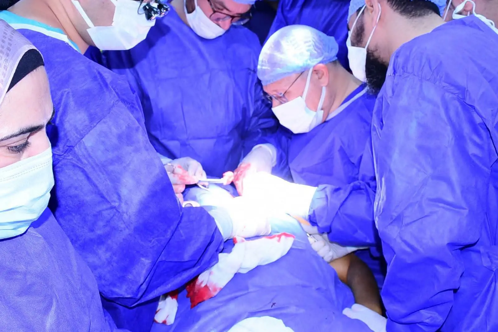 رئيس جامعة سوهاج يقود فريقًا طبيًا ينقذ ذراع طفل من الشلل