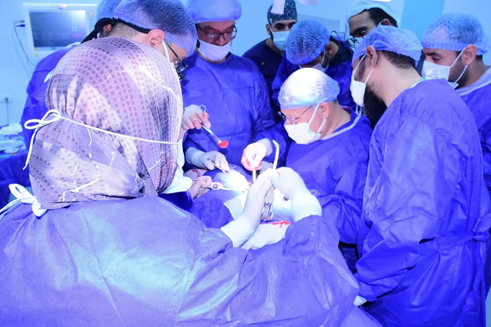 رئيس جامعة سوهاج يقود تدخلًا جراحيًا دقيقًا لإنقاذ طفل
