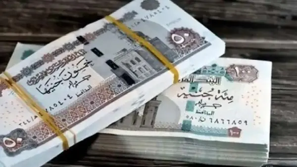 ​يترقب أكثر من 5.8 مليون موظف بالقطاع الحكومي والجهاز الإداري للدولة بدء صرف مستحقاتهم المالية للشهر الحالي. وأعلنت وزارة المالية رسمياً عن جدول مواعيد صرف مرتبات شهر أغسطس 2026، متضمناً مواعيد صرف الرواتب الأساسية، وجدول المستحقات المتأخرة، بالإضافة إلى تفاصيل الحد الأدنى للأجور المطبق لمختلف الدرجات الوظيفية، وذلك بهدف تنظيم عملية الصرف ومنع التكدس أمام منافذ السحب.