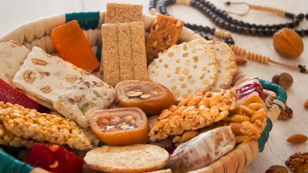 ​مع اقتراب ظلال المناسبة الدينية العطرة، يزداد شغف الشارع المصري بمتابعة آخر مستجدات أسواق الحلوى بالتزامن مع اقتراب موعد المولد النبوي الشريف لعام 2026. وتشهد محركات البحث ومواقع التواصل الاجتماعي إقبالاً مكثفاً من المواطنين وأولياء الأمور لاستكشاف أسعار علب حلاوة المولد والأصناف الفردية قبل النزول للشراء. 