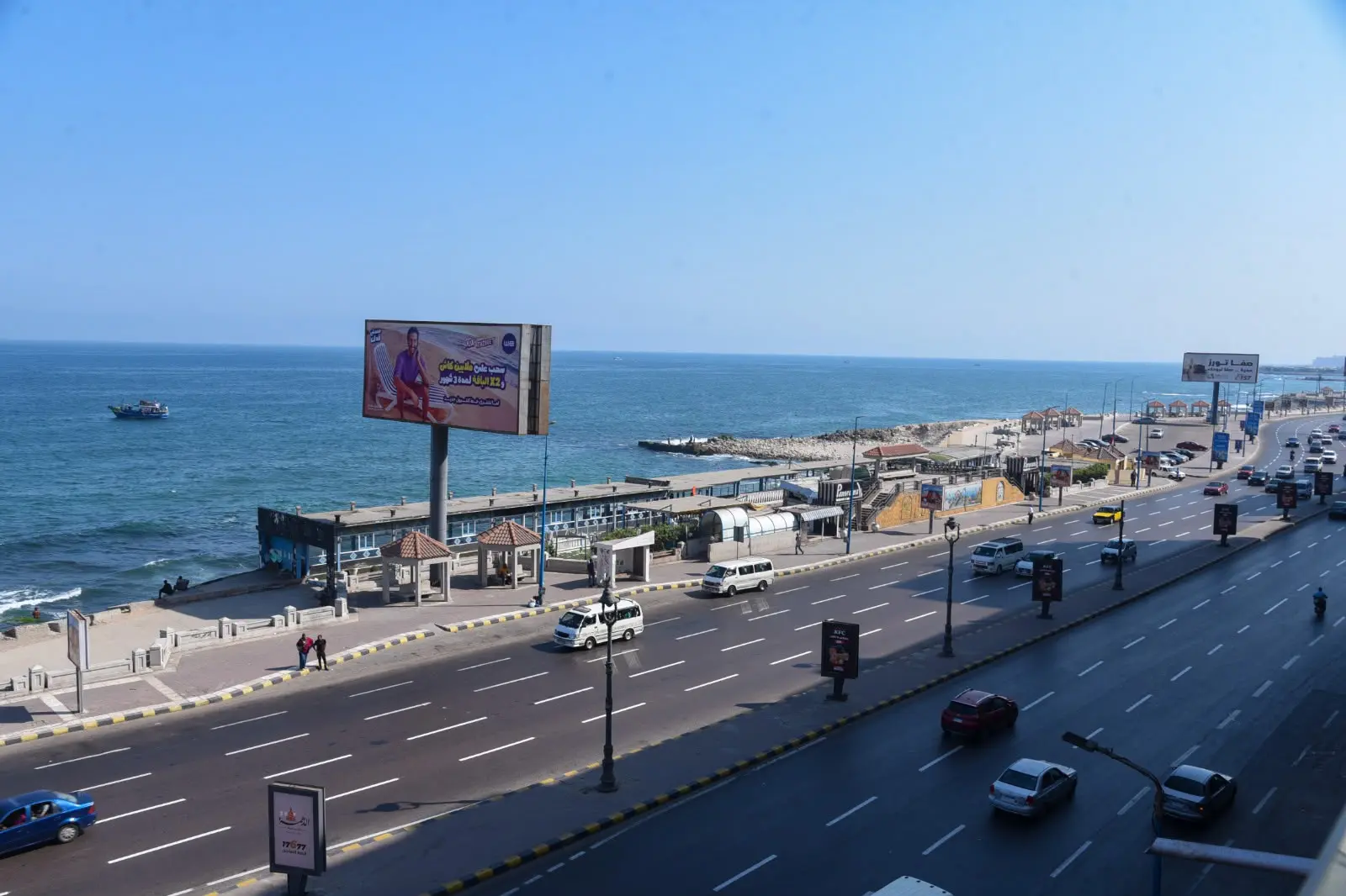 قرر المهندس أيمن عطية محافظ الإسكندرية، عدم تجديد التعاقد مع إحدى المنشآت المقامة بمنطقة كامب شيزار بطريق الكورنيش بنطاق حى وسط عقب انتهاء مدة التعاقد، مع اتخاذ الإجراءات اللازمة لإزالة المنشآة المقامة بالموقع، لما تسببه من حجب الرؤية عن البحر.