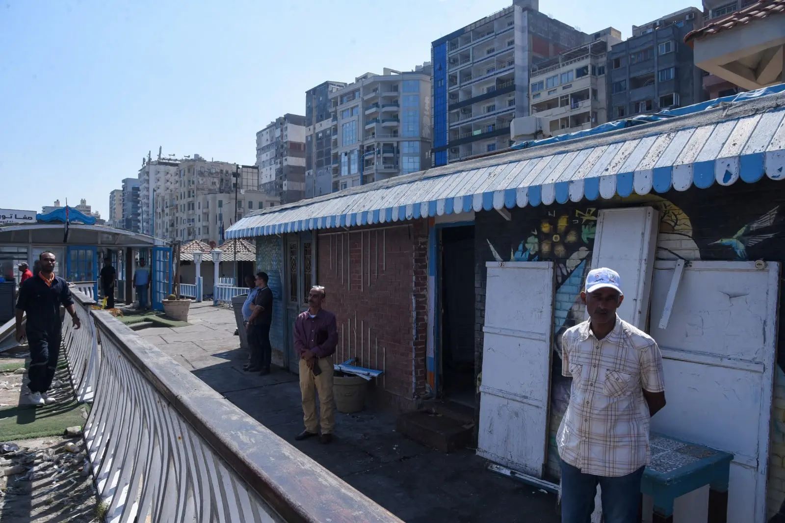 قرر المهندس أيمن عطية محافظ الإسكندرية، عدم تجديد التعاقد مع إحدى المنشآت المقامة بمنطقة كامب شيزار بطريق الكورنيش بنطاق حى وسط عقب انتهاء مدة التعاقد، مع اتخاذ الإجراءات اللازمة لإزالة المنشآة المقامة بالموقع، لما تسببه من حجب الرؤية عن البحر.