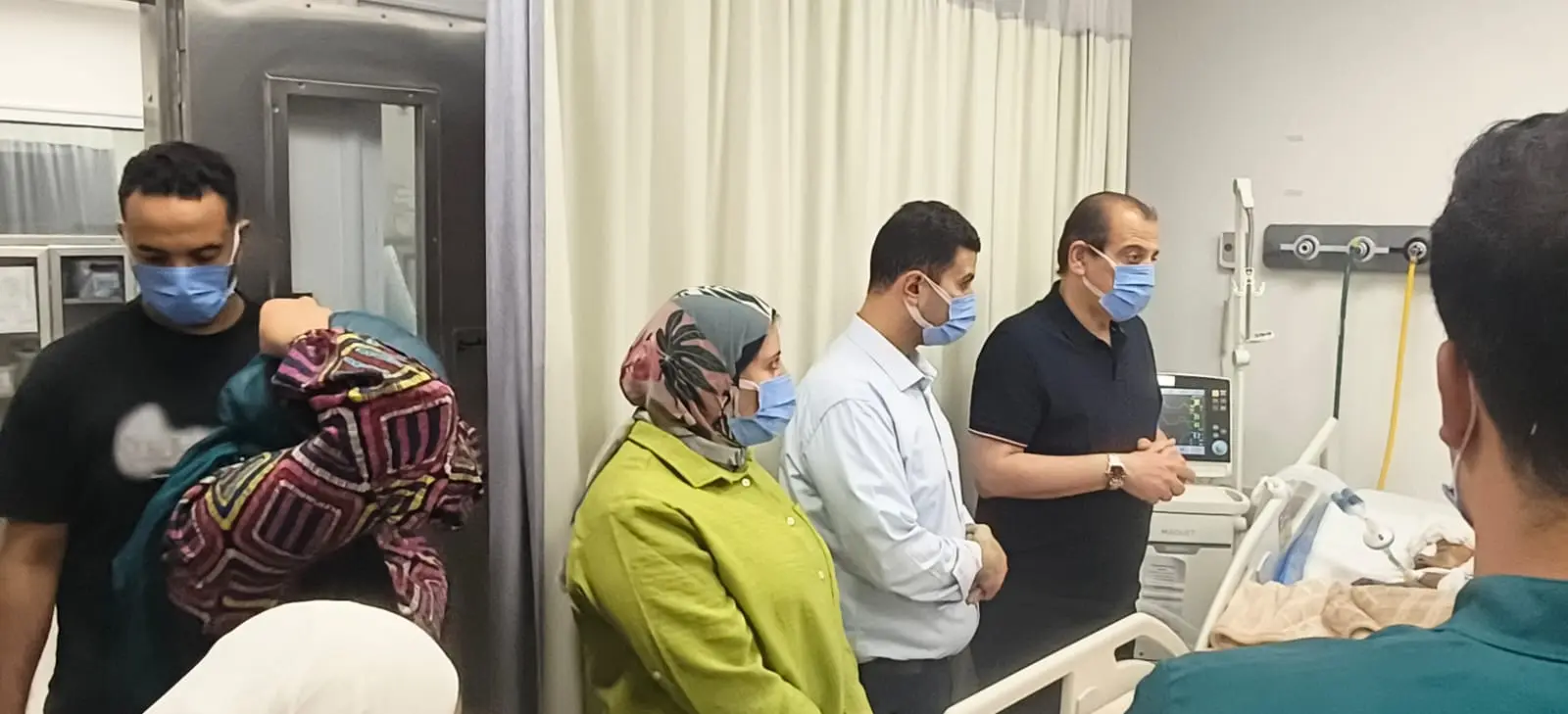 ​تنفيذاً لتوجيهات الرئيس عبدالفتاح السيسي بتقديم كافة أشكال الدعم الصحي الفوري للمصابين، كلف الدكتور خالد عبدالغفار، وزير الصحة والسكان، نائبه الدكتور عمرو قنديل بزيارة ميدانية عاجلة للاطمئنان على الحالة الصحية لضحايا حادث الإسماعيلية المروع. 