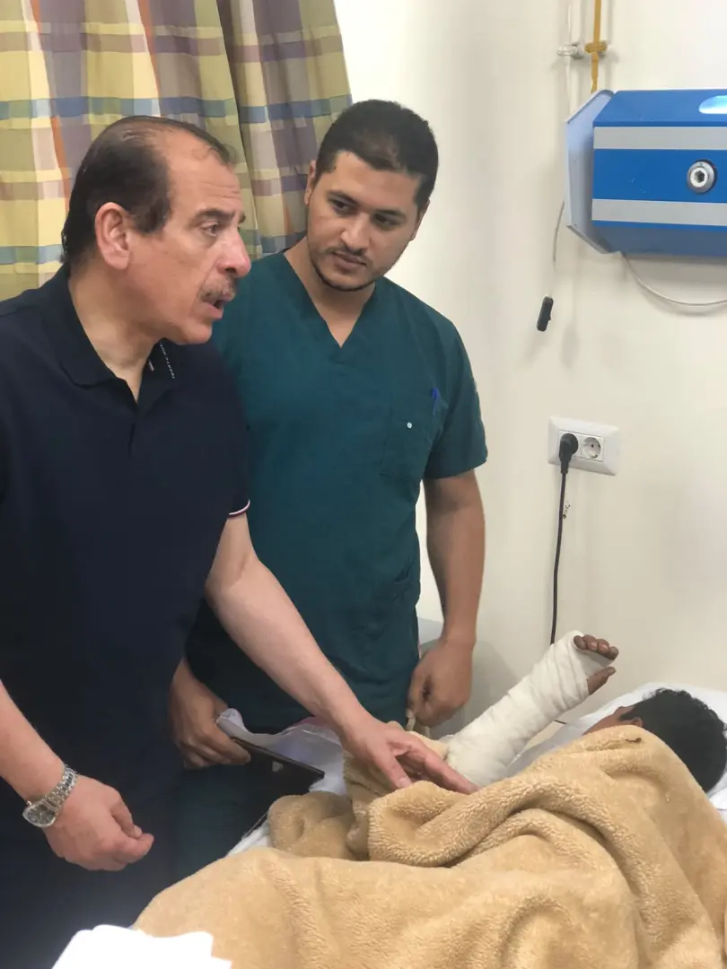 ​تنفيذاً لتوجيهات الرئيس عبدالفتاح السيسي بتقديم كافة أشكال الدعم الصحي الفوري للمصابين، كلف الدكتور خالد عبدالغفار، وزير الصحة والسكان، نائبه الدكتور عمرو قنديل بزيارة ميدانية عاجلة للاطمئنان على الحالة الصحية لضحايا حادث الإسماعيلية المروع. 
