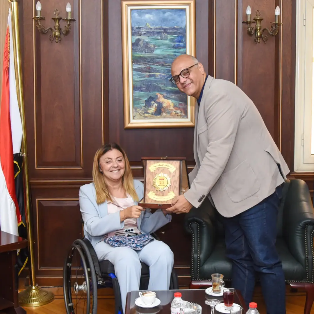 عقد المهندس أيمن عطية محافظ الإسكندرية الدكتورة إيمان كريم المشرف العام على المجلس القومي للأشخاص ذوي الإعاقة ، اجتماعًا موسعًا بديوان عام المحافظة، مع وكلاء وزارات التضامن الاجتماعي والتربية والتعليم، العمل، الصحة، وحدة تكافؤ الفرص بالمحافظة، وهيئة النقل العام للإطلاع على الخدمات المقدمة للأشخاص ذوي الإعاقة داخل المحافظة،