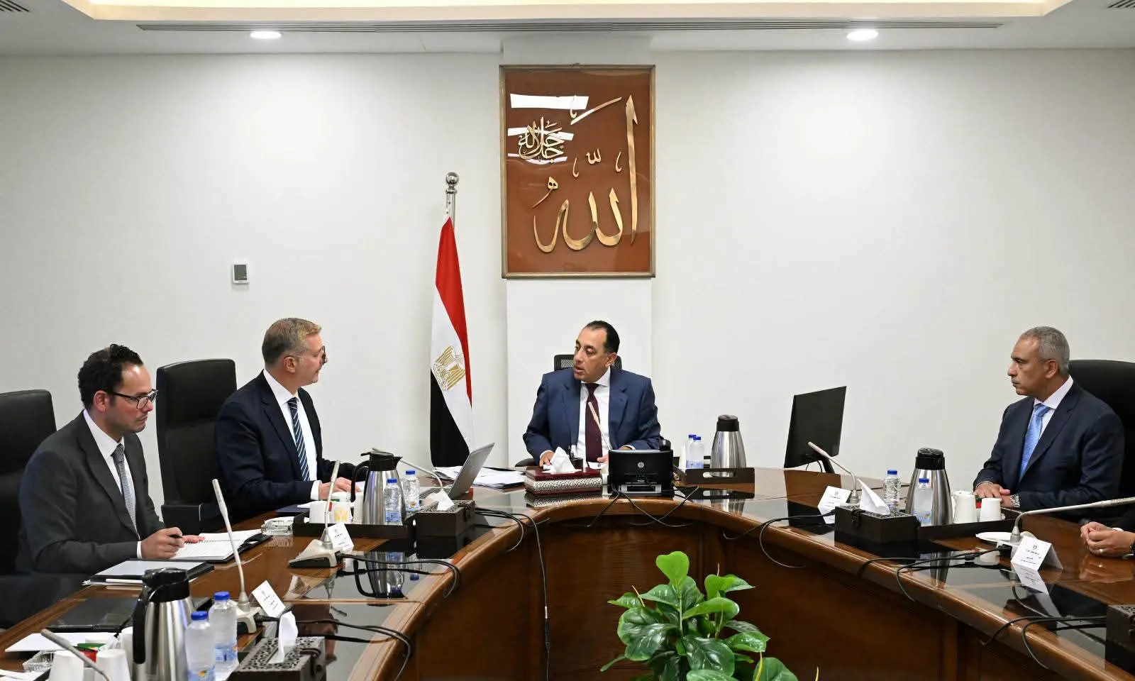 رئيس الوزراء يتابع مع وزير البترول زيادة الإنتاج ومشروعات الطاقة الاستراتيجية
