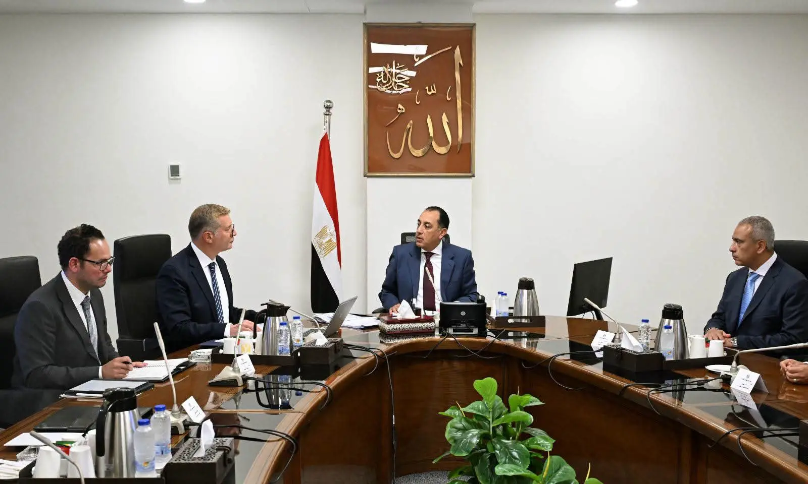 رئيس الوزراء يتابع مع وزير البترول زيادة الإنتاج ومشروعات الطاقة الاستراتيجية