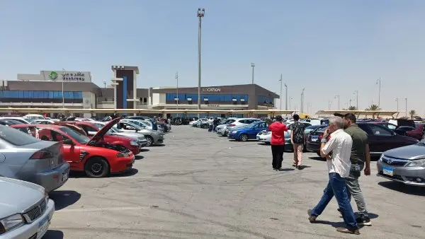 ​يشهد سوق السيارات المستعملة في مصر حالة من الركود والكساد الواضح في حركة البيع والشراء، رغم كثرة المعروض واستقرار الأسعار خلال الفترة الأخيرة. وتتضافر عدة عوامل لتغشية النشاط في السوق، أبرزها العروض التنافسية على السيارات الجديدة (الزيرو)، والمبالغة في تسعير المستعمل، فضلاً عن التحول الرقمي نحو منصات البيع الإلكترونية.