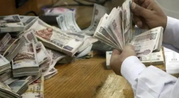 أعلنت وزارة المالية المصرية رسمياً عن جدول مواعيد صرف مرتبات شهر أغسطس 2026 للعاملين بالقطاع الحكومي والجهاز الإداري للدولة والجهات التابعة لها. يأتي هذا الإعلان في إطار حرص الدولة على تنظيم حركة الصرف ومنع التكدس والازدحام أمام منافذ البريد ومصارف البنوك وماكينات الصراف الآلي (ATM)، بالتزامن مع تطبيق حزمة تحسين الأجور الأخيرة لدعم دخل الأسرة المصرية وتخفيف الأعباء الاقتصادية.