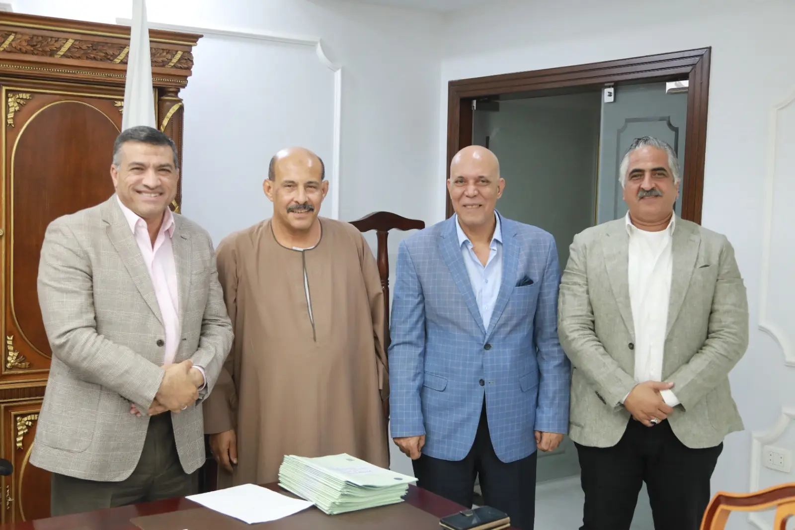 محافظ قنا يبحث مع أعضاء مجلسي النواب والشيوخ تحسين الخدمات