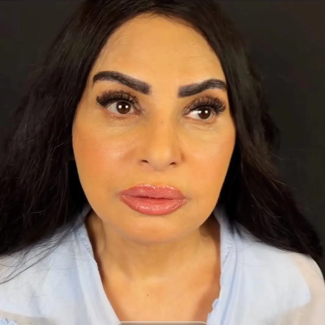 ​تصدرت الفنانة سلوى خطاب قائمة الأكثر بحثاً عبر محرك البحث «جوجل» ومنصات التواصل الاجتماعي خلال الساعات الماضية، وذلك عقب انتشار أحدث صور لها أثارت تفاعلاً واسعاً واهتماماً كبيراً من الجمهور، نظرًا لظهورها بملامح مختلفة وبدت أكثر شباباً ورشاقة عما اعتاد عليه المتابعون.
